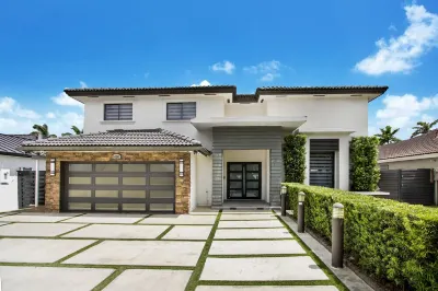 Relax & Play Retreat  Pool, Games, BBQ & More Hotels near Dodge City Picnics