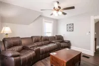 Lovely 2 Bedroom 1 block From the Town Square