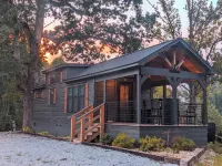 Onyx Owl Cabin: Private Hot Tub⁘Fire Pit⁘Heated Patio⁘Vineyard⁘Hiking⁘Golf