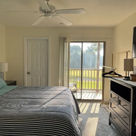 Comfy condo on the 17th green of True blue, min’s to beach, shops & great food