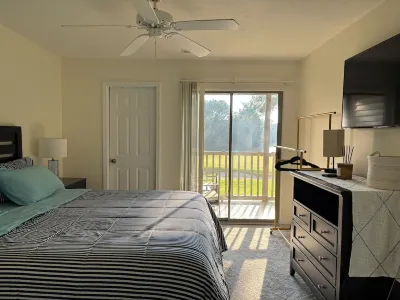Comfy condo on the 17th green of True blue, min’s  to beach, shops & great food