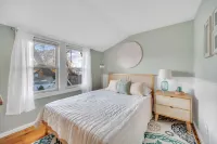 Beach Retreat - 5 Beds , 2 Kitchens @ Salt Island- Westbrook -Walk to Water