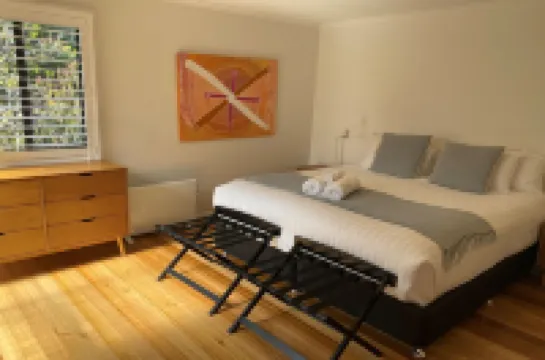 HIDDEN HAVEN - Secluded waterfront property at Binalong Bay on the Bay of Fires