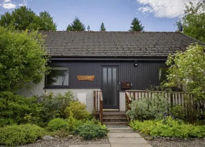 Beautiful 2 bed cottage, peaceful location in Scottish Highlands; pet friendly Hotel in zona Boat of Garten Community Garden