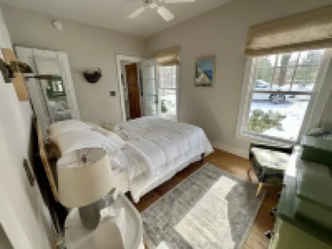 The perfect location! The Postcard Cottage in the heart of downtown Douglas. Hotels in Douglas