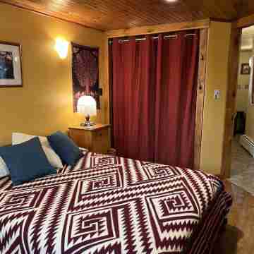 Village Nook,1 BR Apt.-on the Rail Trail, easy walk downtown. Rooms