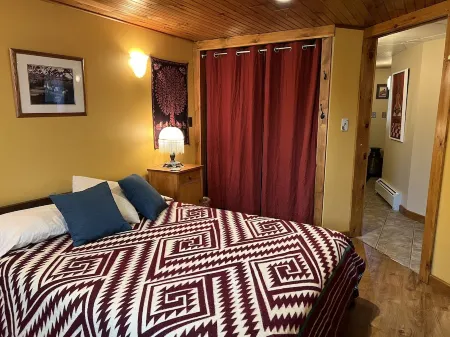 Village Nook,1 BR Apt.-on the Rail Trail, easy walk downtown. Отели в г. Саранак Лейк