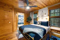 FUN Cabin - Pool Tables, Games, Jacuzzi, Firepit, Hammocks, Sleeps 12! Hotel a McCurtain County