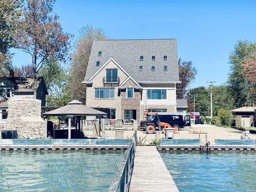 Fisherman's Cottage  with lake access and dock private parking