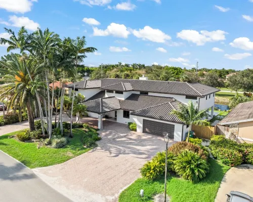 Lux Resort • Near Hard Rock Stadium • Pool_Spa/Gym Hotels in Miramar