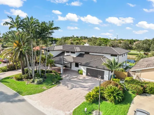 Super Lux House: 11BR Pool Jacuzzi Sauna Gym Games