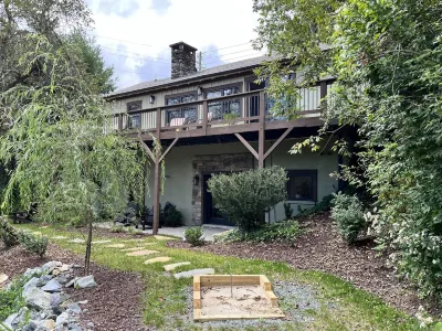 Stream....Firepit....Downtown Blowing Rock.  Newly renovated. Cozy!!!