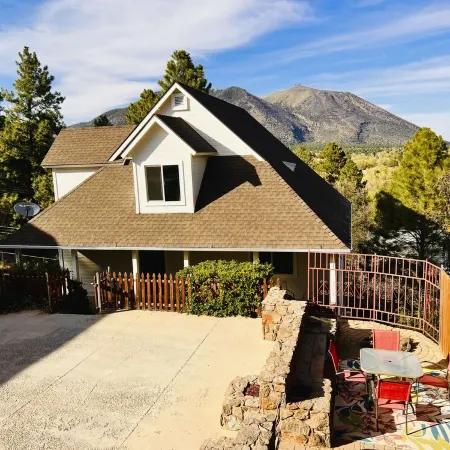 Mountain View Retreat Close to Downtown Flagstaff, Big Deck, Trails Nearby!