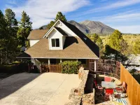 Mountain View Retreat Close to Downtown Flagstaff, Big Deck, Trails Nearby!