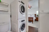 Welcoming bungalow with den, ideal for longer stays, near everything!