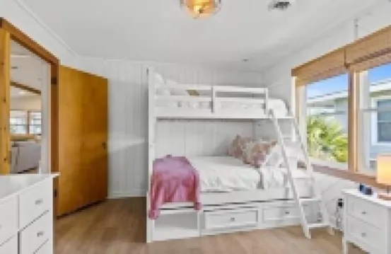 Walk to Park and Restaurants. Deepwater.  Updated Hgtv Home.Linens Included