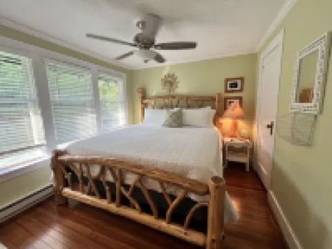 Beautiful 4th Lake Home with 3 Kings, Jacuzzi Tub, and Gazebo