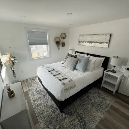 Walking-distance to town, shops, restaurants & ferry!