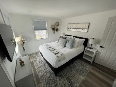 Walking-distance to town, shops, restaurants & ferry!