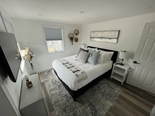 Walking-distance to town, shops, restaurants & ferry!