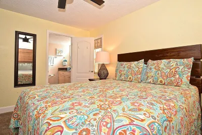 Super Clean!  Minutes to Siesta Key.