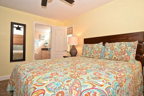 Super Clean!  Minutes to Siesta Key.