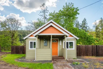 Quiet Riverfront Home! 5 Mins from Dorena Lake!