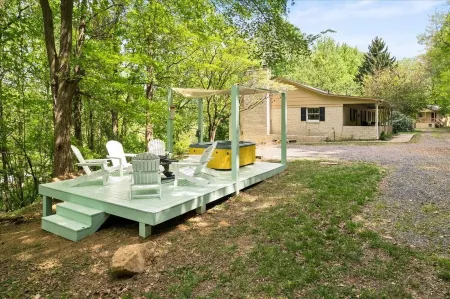 NEW Colorful Cottage + Hot Tub + Pets + 15 min to LAKE