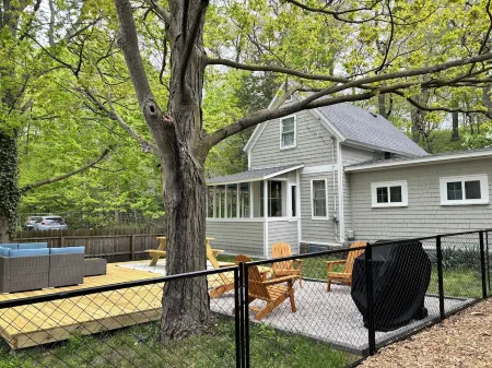 Corner Cottage, Downtown Saugatuck