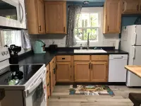 Cozy cottage with firepit, in walking distance to beach and the town!