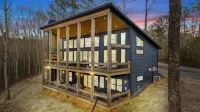 Enchanted Ridge Retreat: Family friendly, peaceful property, hot tub, sleeps 10