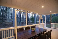 8 Miles to Bush Gardens/5 Bedroom Rancher with 2 Master's/ Playground/Backyard