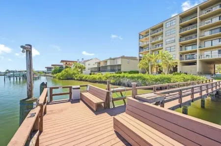 Poolside Bliss, Beachside Charm! 3-Min walk to Indian Shores Beach! Отели рядом с достопримечательностью «Тики Гарденс - Индиан-Шорс Бич Аксесс»