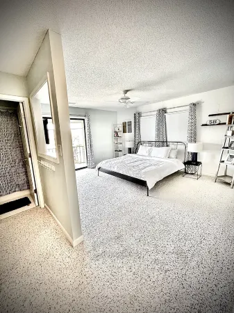 Modern 2 bedroom/2 bath Condo 3 miles from Sunset Beach