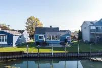 Charming cottage right on the canals of Lake St. Clair!