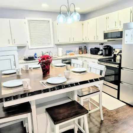 Spacious 3Br/2BA Home-Fast WiFi, Smart TVs,Free Netflix,Furnished Patio- Pets OK