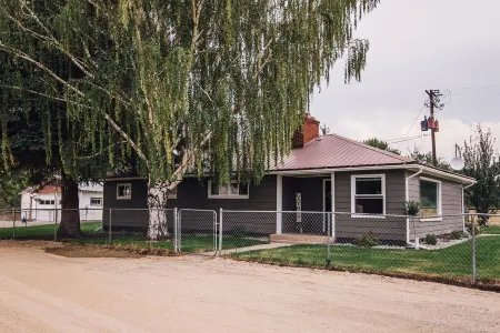 Cozy stay at the “Country Farmhouse Sleeps 12