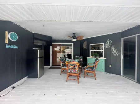 Spacious 4-bedroom house with heated pool, family & pets welcomed! Отели в г. Порт-Шарлотт