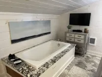 Lakeside Retreat Lake Lanier-Great Hiking, Wineries, and More!Book Now for Fall!