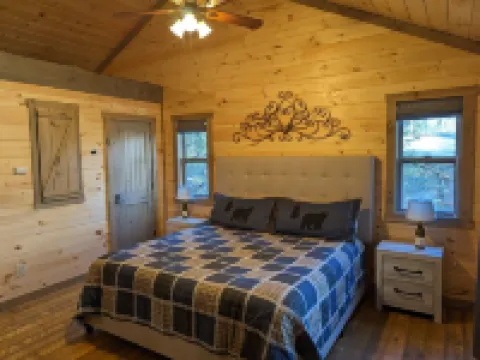 Romantic Cabin for 2, Hot Tub, wifi 10min from BR, hiking and waterfalls near