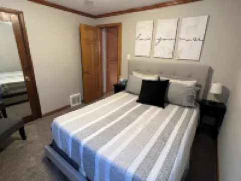 Walk to Lambeau Field! Cozy 2 Bedroom, 1 Bath.  Sleeps 8