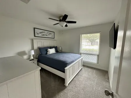 Central, Familial, w/ GAME Room, FIRE Pit, KING Bed ★ 4.6 mi from DFW Airport+