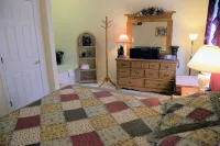 CONDO, 1 Block to Parkway,  PRIVATE  WiFi ,  POOL, King Bed, WALK to ISLAND