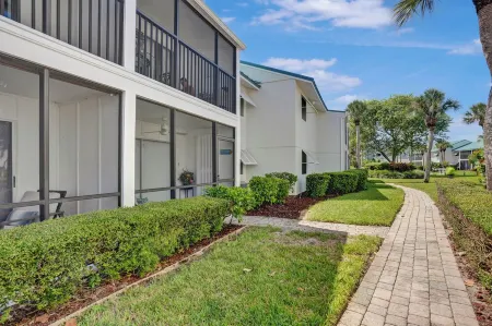 Coastal Cottage-Steps to Siesta Key Beach Отели в г. Сиеста-Ки