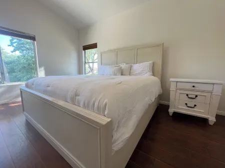 Delightful 4-bedroom house in Avondale with WiFi, Pool, Spa. Отели в г. Авондейл