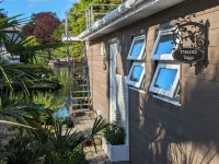 Tamanzi Taggs, floating home on idyllic island & sauna -Hampton Court & Richmond Hotels in Elmbridge