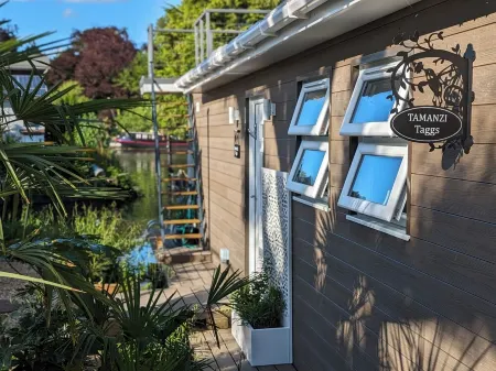Tamanzi Taggs, floating home on idyllic island & sauna -Hampton Court & Richmond