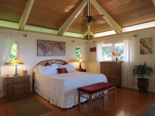 Hookipa Bayview Cottage Private, Romantic Maui Cottage, in Haiku