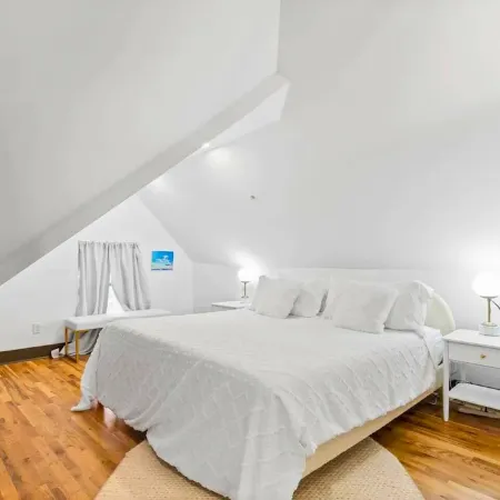 The Cloud Studio: Prime Downtown Location