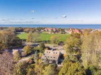 Luxe Cape Cod Farmhouse. Walk to Ellis Landing Beach! Hotels in Brewster